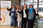 Gruppenfoto mit fünf Frauen nebeneinander.