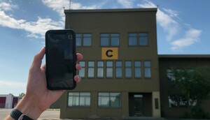 Smartphone zeigt auf alten Tower am Fliegerhorst.