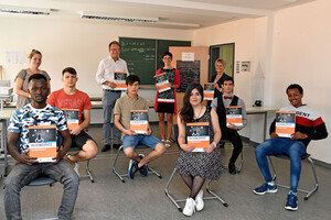 Foto:Zeigt 6 Schüler der Berufsintegrationsklasse Fürstenfeldbruck im Klassenzimmer. Dahinter stehen 2 Lehrkräfte, Landrat Karmasin und die Bildungskoordinatorin. Alle halten Bildungspässe in der Hand. Foto:Zeigt 6 Schüler der Berufsintegrationsklasse Fürstenfeldbruck im Klassenzimmer. Dahinter stehen 2 Lehrkräfte, Landrat Karmasin und die Bildungskoordinatorin. Alle halten Bildungspässe in der Hand.