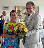 Jubilarin hält Blumenstrauß in die Kamera.