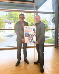 Foto/Quelle LRA FFB: Landrat Thomas Karmasin und Guido Amendt, stellvertretender Vorsitzender des IHK-Regionalausschusses, werben für den Aktionstag „Ein Tag Azubi“ im Landkreis Fürstenfeldbruck.