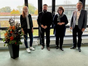 Landrat Thomas Karmasin bedankt sich für das Engagement in der Kreisarchivpflege bei den Kreisarchivpflegern Dr. Birgitta Klemenz und Stefan Pfannes (Bild Mitte) sowie bei LRA-Mitarbeiterin Theresa Schnödt, Sachbereich Kultur (Bild links). Quelle: LRA-FFB 2024