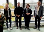Landrat Thomas Karmasin bedankt sich für das Engagement in der Kreisarchivpflege bei den Kreisarchivpflegern Dr. Birgitta Klemenz und Stefan Pfannes (Bild Mitte) sowie bei LRA-Mitarbeiterin Theresa Schnödt, Sachbereich Kultur (Bild links). Quelle: LRA-FFB 2024