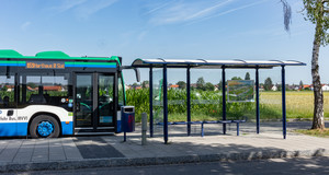 Bild zeigt Haltestelle mit Bus