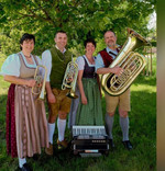 Bild zeigt Frau mit Trompete, Mann mit Trompete, Frau und dann Mann mit Tuba.
