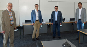 Foto: Zu sehen sind Pflegedirektor Huber, Ärztlicher Direktor Dr. med. Weis, Vorstand Groitl - alle von der Kreisklinik Fürstenfeldbruck und Landrat Thomas Karmasin.