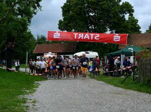 Läufer stehen am Start.
