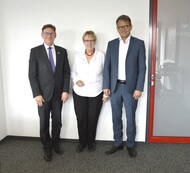 Foto mit Landrat Stefan Rößle aus dem Landkreis Donau-Ries, Margret Kopp von der Aktion PiT – Togohilfe e.V. und Landrat Thomas Karmasin.
