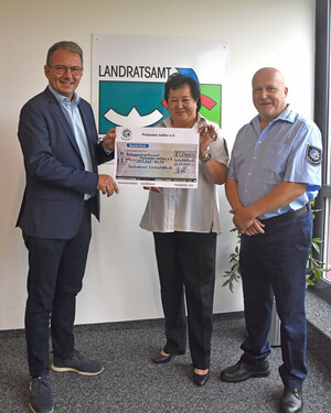 Landrat Thomas Karmasin, Marylin Mittelsdorf und Meinrad Wensauer ju. halten einen Spendenscheck mit der Summe 1400 Euro in die Kamera.