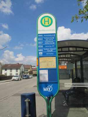Bushaltestelle mit Haltestellen-Schild