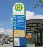 Bushaltestelle mit Haltestellen-Schild