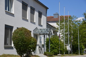 Foto Eingangsbereich Gesundheitsamt Fürstenfeldbruck mit Vordach