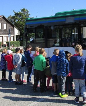 Bild zeigt Kinder beim Bustraining