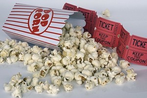 Popkorn und Kinoeintrittskarten