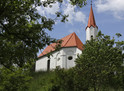 Blilck von unten auf die Kapelle St. Maria in Althegnenberg