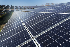 Dach mit Photovoltaikanlage.