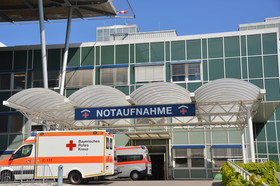Foto Notaufnahme des Klinikums Fürstenfeldbruck außen, Eingangsbereich, mit Krankenwagen davor.