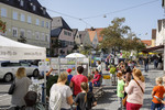 Passanten schlendern über den Brucker Marktplatz.