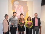 Preisträger und stellvertretende Landrätin stehen vor einem der Kunstwerke.