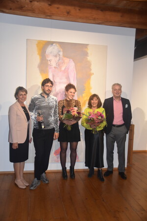 Preisträger und stellvertretende Landrätin stehen vor einem der Kunstwerke.
