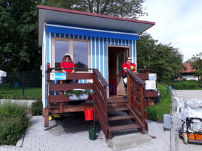 Foto zwei Bademeister im Freibad Mammendorf