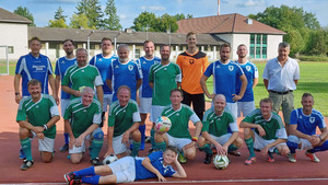 Spieler der Fußballmannschaften der Offizierschule und des Landratsamtes stehen nebeneinander.