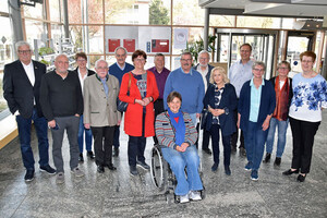 Gruppenbild der Mitglieder des Seniorenbeirats im Gebäude des Landratsamtes.