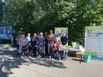 Senioren mit Rollatoren vor Mobilitätsbanner.