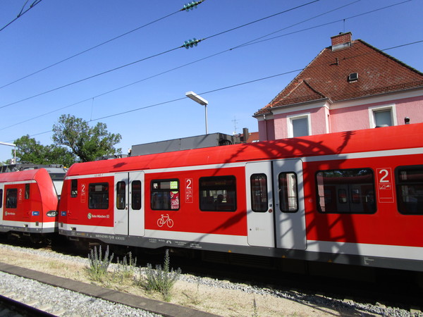 Foto zeigt roten S-Bahn-Zug im Bahnhof.
