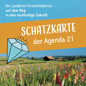 Titelbild Schatzkarte zeigt Blumenwiese, dahinter sanfte Hügellandschaft mit Bauernhöfen.