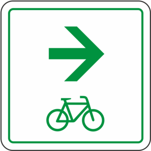 Das Bild zeigt einen quadratischen Wegweiser für Radfahrer. Er ist weiß mit grüner Schrift. Auf dem Zwischenwegweiser ist ein Fahrrad und darüber ein grüner Pfeil zu sehen, der nach rechts zeigt.