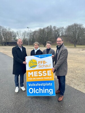 Drei Personen präsentieren Plakat der FFB-Schau 2025