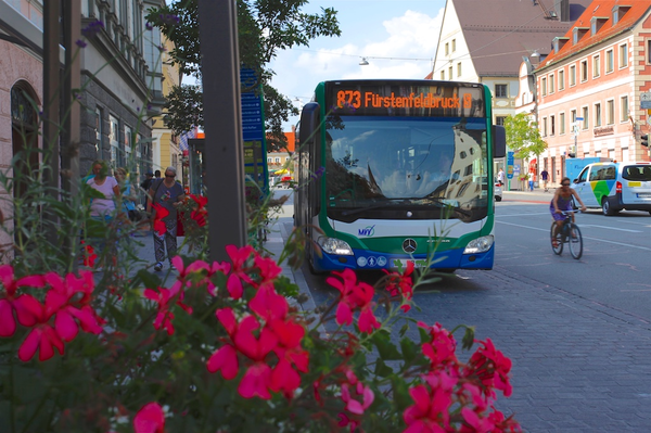 Bus von vorne an Haltestelle an der Fürstenfeldbrucker Hauptstraße.