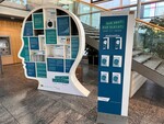 Große Kopf-Stele mit Informationen über Demenz.