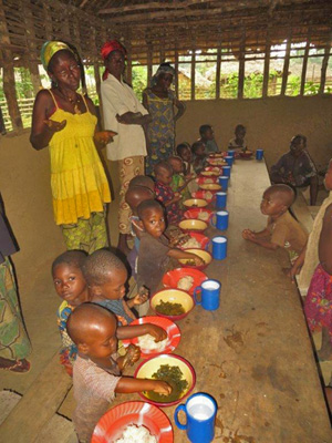 Speisung für Kindergartenkinder im Kongo.
